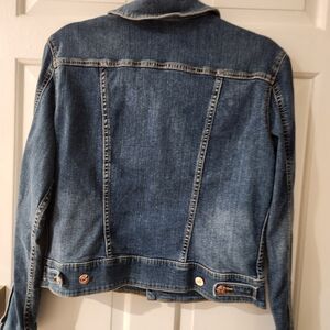 Denim jacket lite weight all year round  jacket has stretch fits more like large